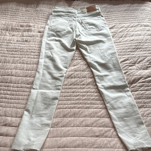 Levi's Women's Skinny Jeans in White - Picture 5 of 9
